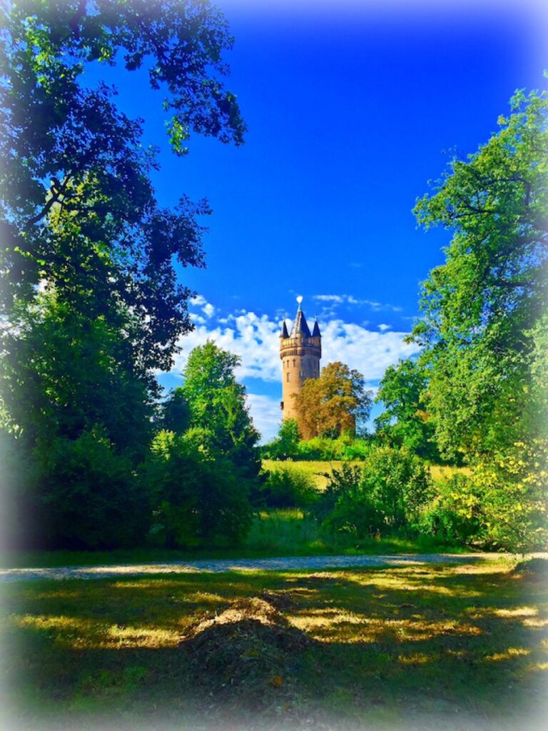 Bebelsberg Park und ein berühmter Turm
