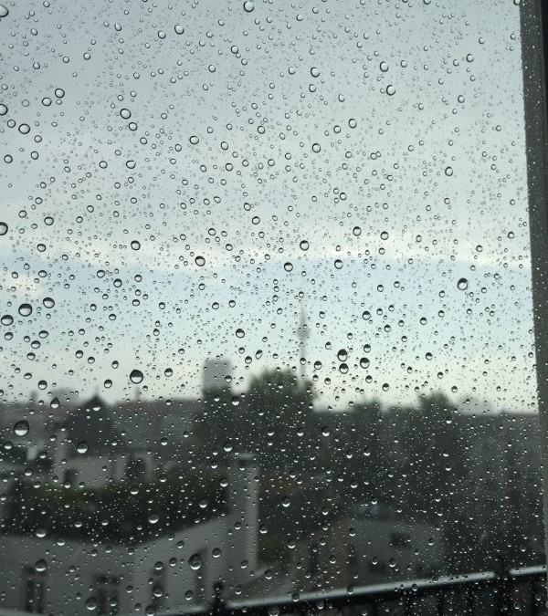 Be Pissed in Berlin - Regen, Regentropfen an einer Fensterscheibe
