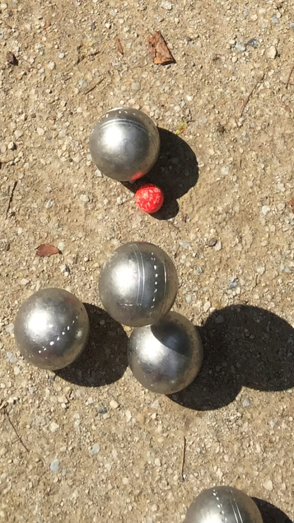 Pétanque: Faire du Feu. Diese Kugel trifft mitten rein.