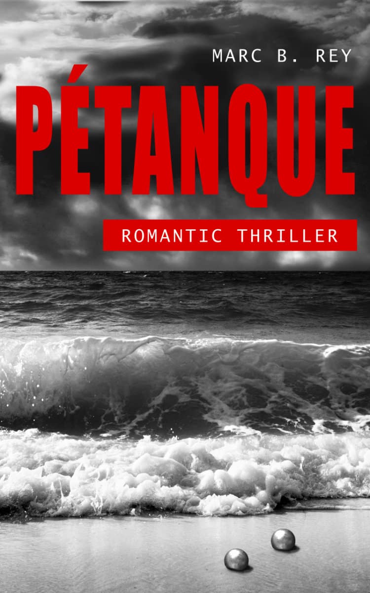 Das Bild zeigt das Cover des Buches mit dem Titel „Pétanque“, untertitelt mit „Romantic Thriller“ und dem Autorennamen Marc B. Rey. Der Hintergrund ist ein schwarz-weißes Foto von Meereswellen, die an einen Sandstrand brechen. Im Vordergrund liegen zwei Kugeln auf dem Sand. Das Cover verbindet ein dramatisches, stürmisches Meer mit den scheinbar friedlichen Kugeln, was eine Spannung zwischen dem Genre des Thrillers und dem romantischen Aspekt des Untertitels suggeriert.